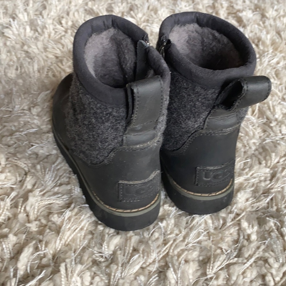 UGG Kids Boots in Gray and Black